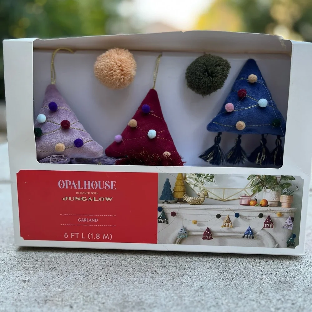 Opalhouse jungalow garland new in box
